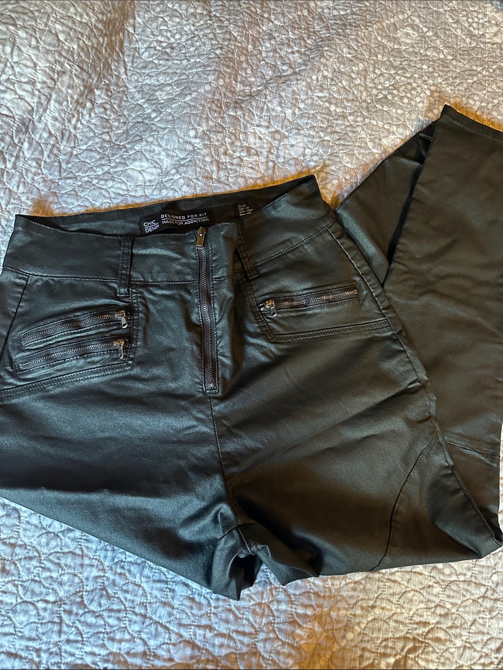 Chic Denim Black Coated Skinny Jeans with Zip-Pocket Detail size 18